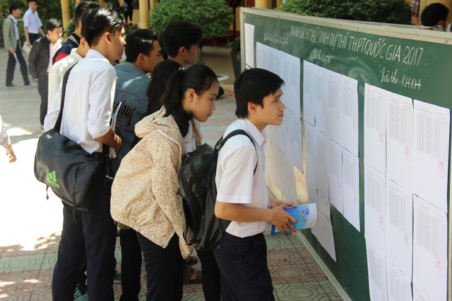 Khoảng 93 thí sinh làm thủ tục dự thi