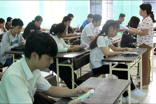 Khoảng 93 thí sinh làm thủ tục dự thi