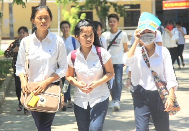 Tỷ lệ vắng thấp, thí sinh ra về với nhiều tâm trạng