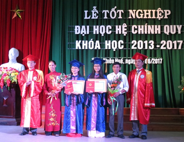 Trao bằng tốt nghiệp cho gần 1 400 tân cử nhân sư phạm