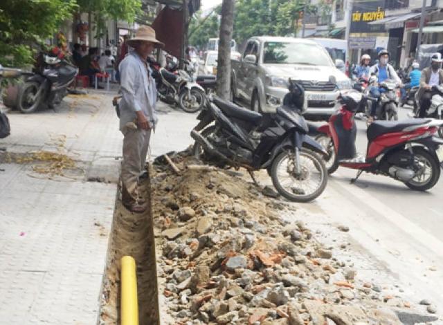Vỉa hè đường Điện Biên Phủ bị đào để lắp cáp viễn thông