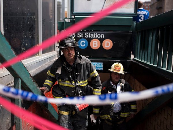 Tàu điện ngầm trật đường ray ở New York, gần 40 người bị thương