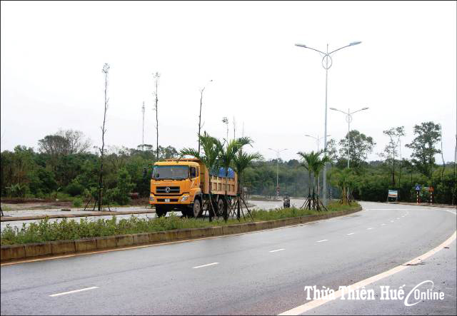 Đẩy nhanh tiến độ đường La Sơn - Nam Đông