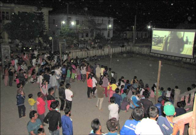 Đem phim đến vùng xa