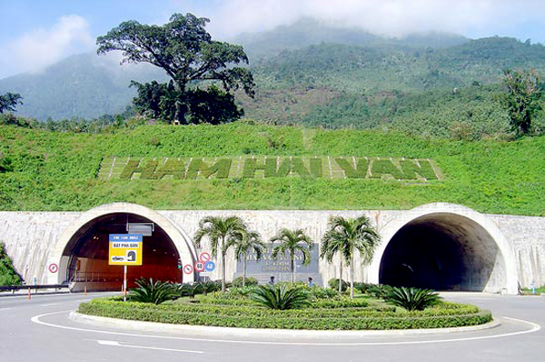Đóng hầm đường bộ Hải Vân