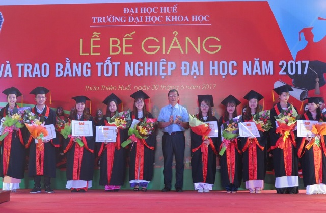 Gần 900 tân cử nhân, kỹ sư, kiến trúc sư nhận bằng tốt nghiệp