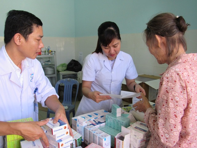 400 trường hợp được khám cấp thuốc miễn phí