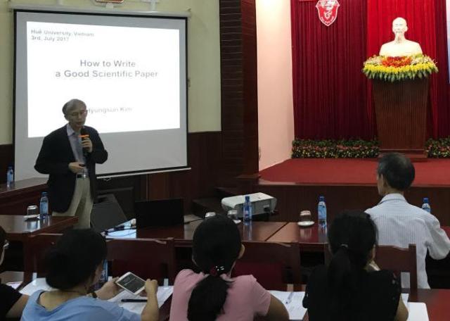 Tập huấn nâng cao kỹ năng viết bài báo khoa học bằng tiếng Anh