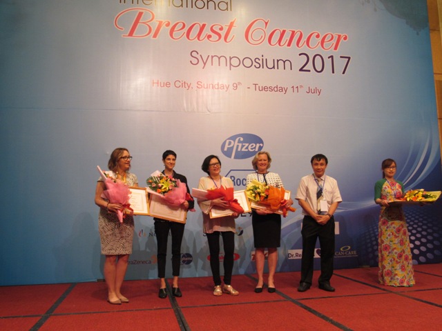 Cập nhật những kiến thức mới nhất về chẩn đoán và điều trị ung thư vú