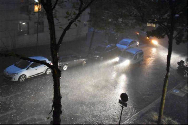 Paris Mưa lớn gây ngập lụt, nhiều trạm tàu điện ngầm đóng cửa