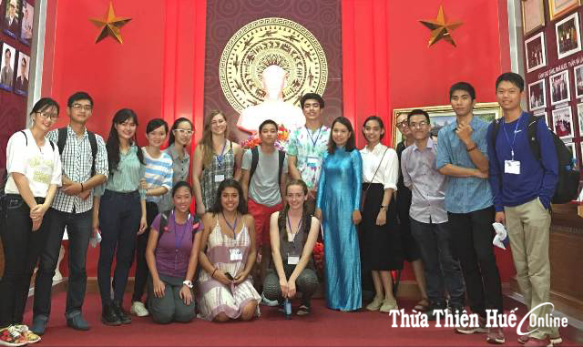 American students experience Vietnamese culture