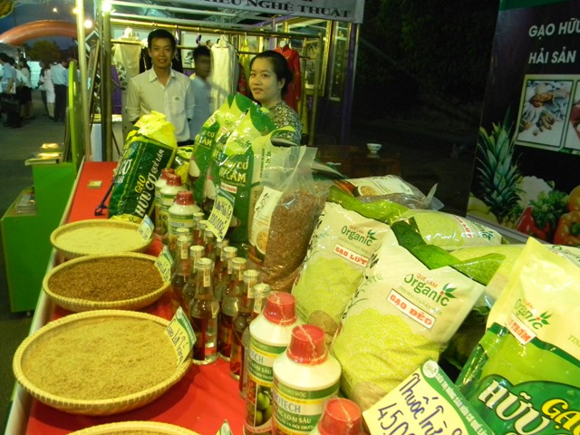 Strengthening cooperation and expanding market for local products