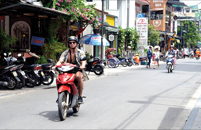 Bỏ ngỏ quản lý dịch vụ cho khách nước ngoài thuê xe máy