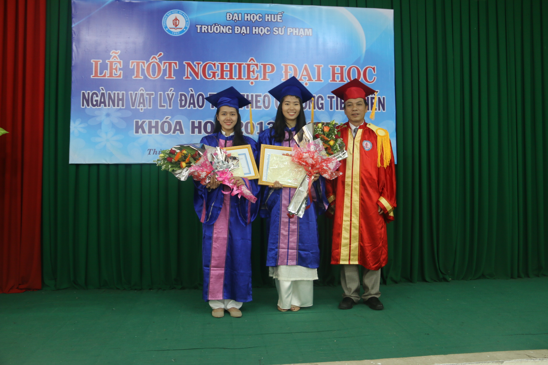 18 tân cử nhân ngành Vật lý tiên tiến nhận bằng tốt nghiệp