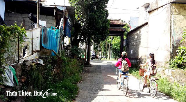 Nhếch nhác đường vào nhà vườn Phú Mộng