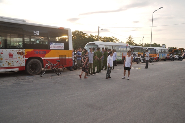 Người lao động “vây” trụ sở Công ty Hoàng Đức, chặn xe đòi quyền lợi