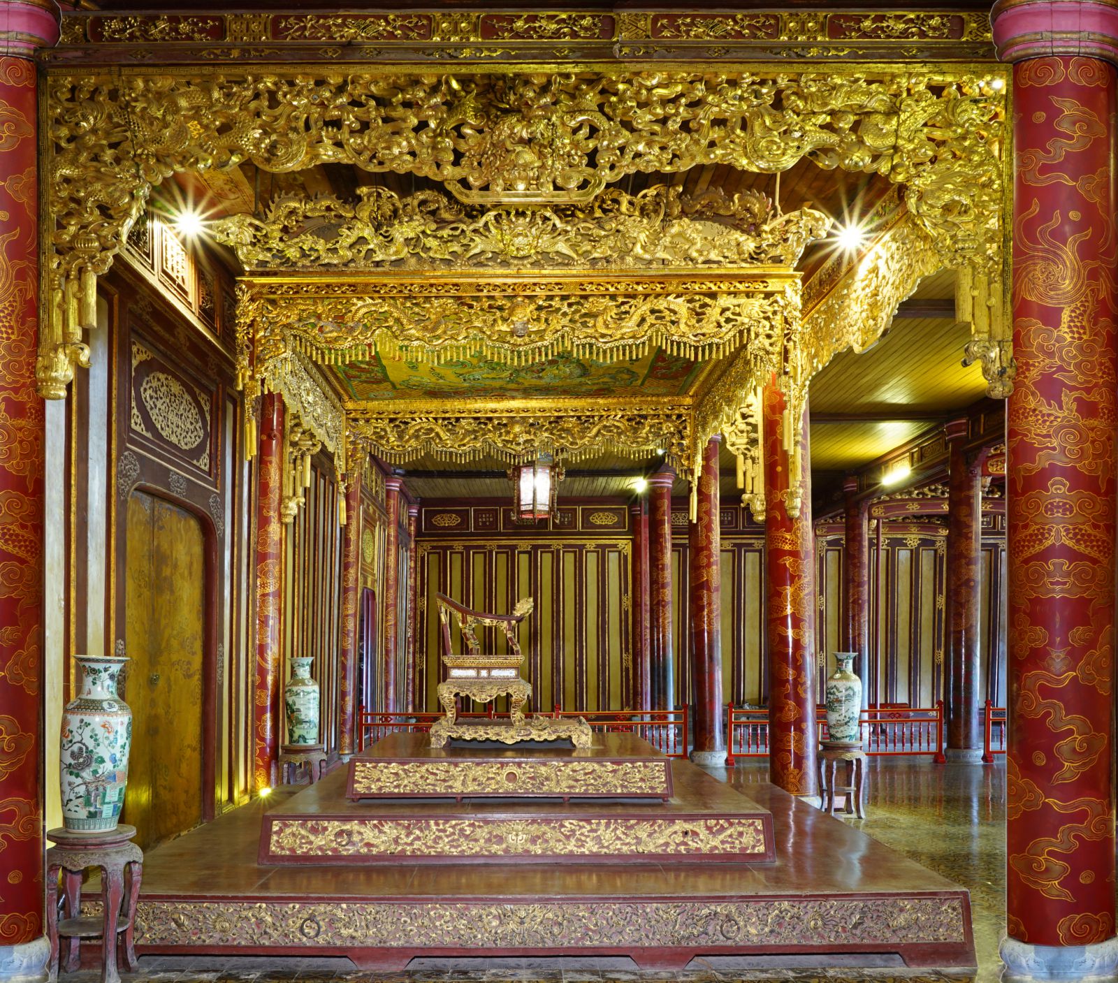 The throne of Nguyen dynasty is moved to repair Thai Hoa Palace