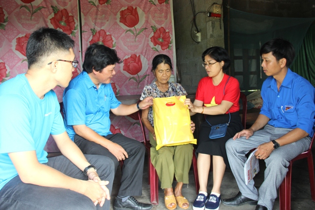 Chi đoàn Báo Thừa Thiên Huế thăm, tặng quà cho 7 gia đình chính sách