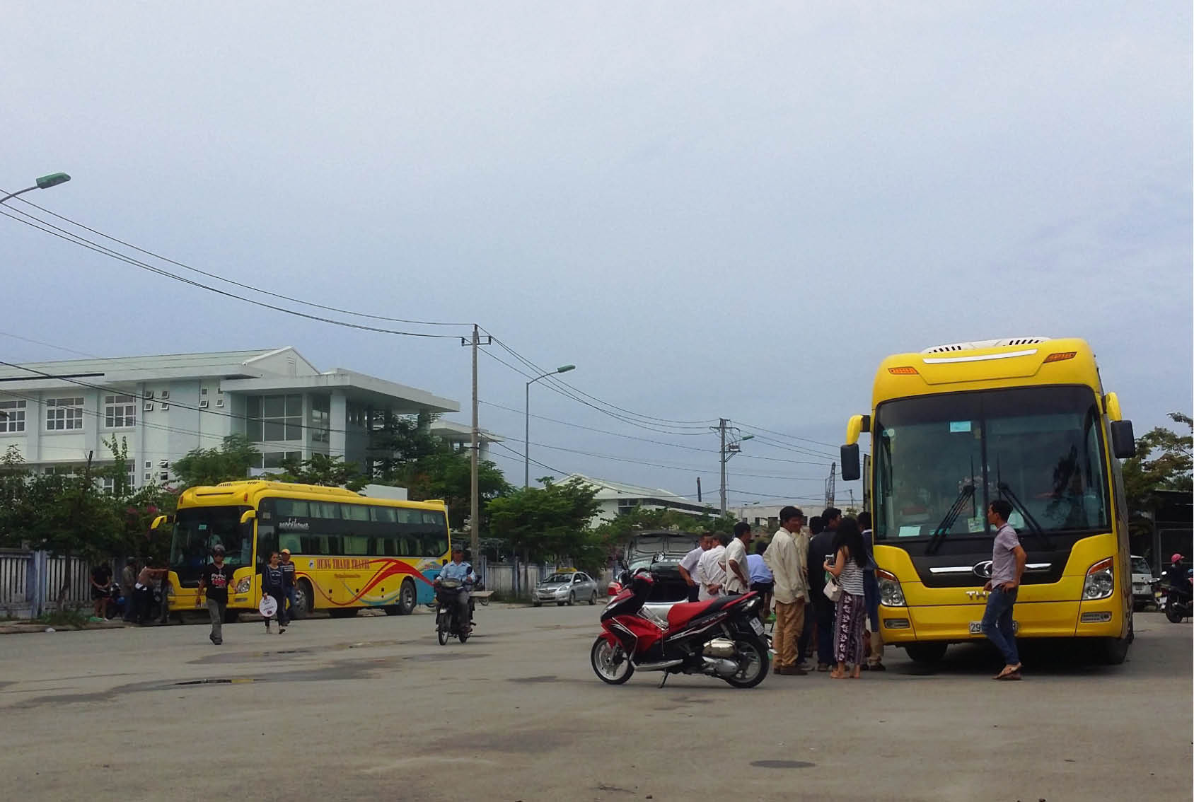 Ngang nhiên đón trả khách giữa đường trung tâm đô thị