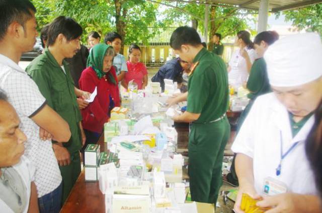 Khám và cấp thuốc miễn phí hơn 700 lượt người dân nghèo ở A Lưới