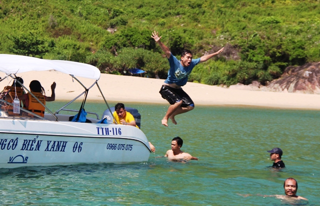 Snorkeling and viewing coral at Son Cha – Ngoc Island