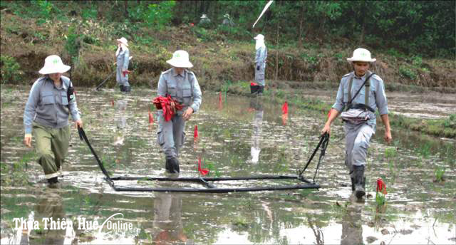 Nữ rà phá bom mìn