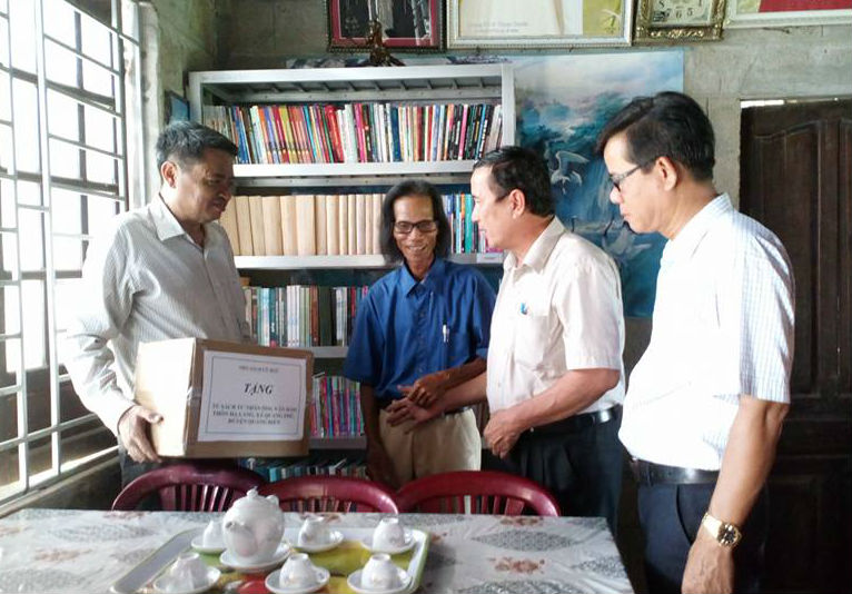 Trao tặng 300 cuốn sách cho tủ sách tư nhân