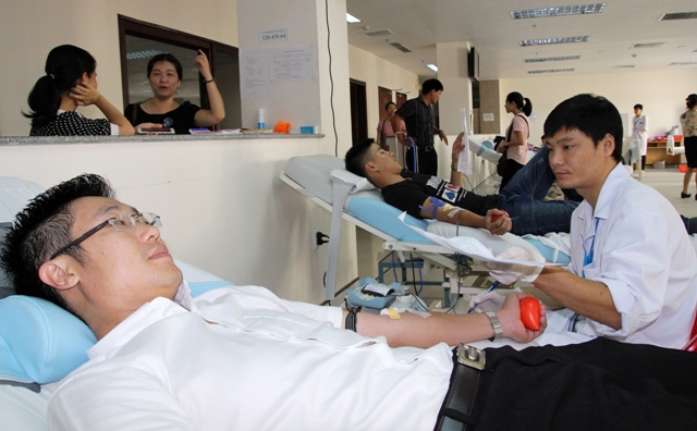 Gần 400 cán bộ, công chức, viên chức, lao động tham gia hiến máu tình nguyện