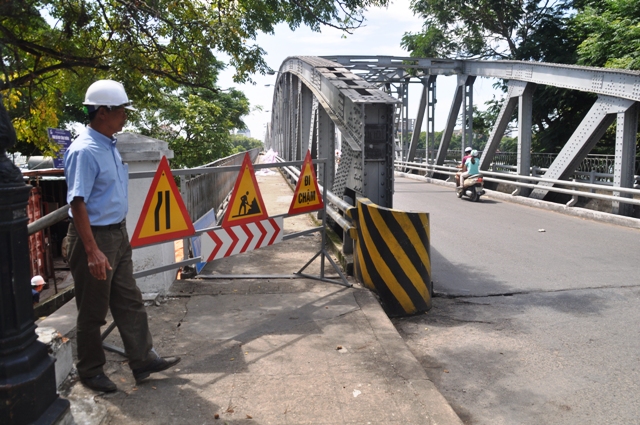 Adding 10 sightseeing stops and returning the original name to Truong Tien bridge