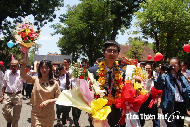 Truong Dong Hung - The golden boy of Quoc Hoc High School in Hue