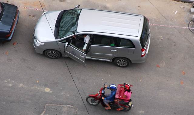 Thận trọng khi mở cửa ô tô