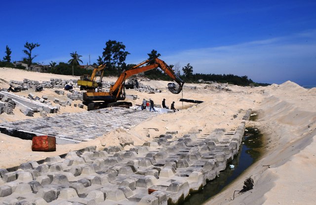 Đẩy nhanh tiến độ kè “chạy” bão