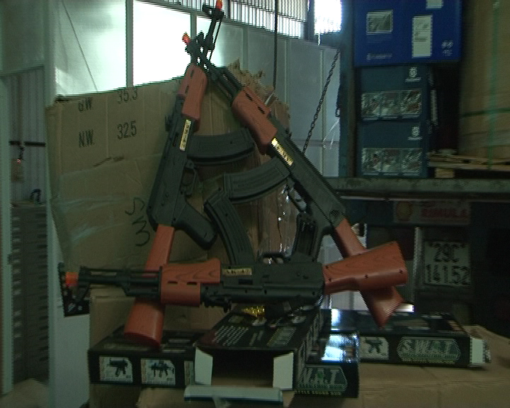 Bắt giữ hàng trăm súng nhựa đồ chơi trẻ em