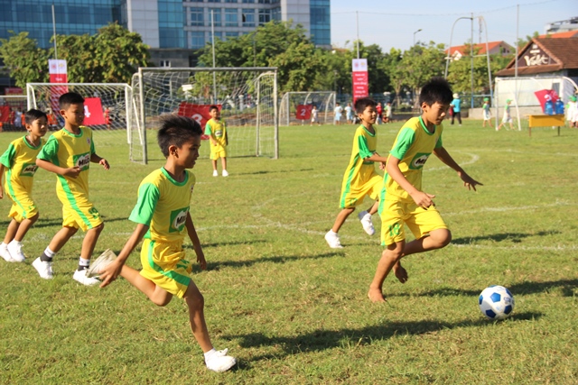 Gần 500 cầu thủ nhí tham gia ngày hội bóng đá vui