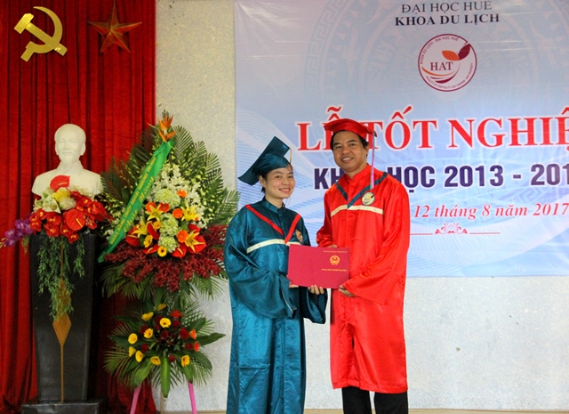 Trao bằng cử nhân cho 310 sinh viên Khoa Du lịch