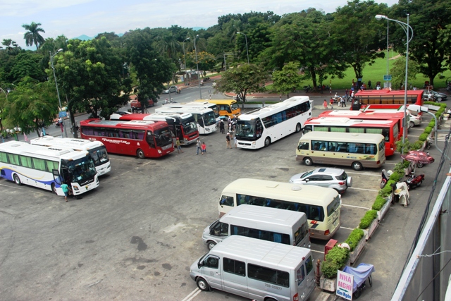 Adjusting the vehicles parking service fee at tourist attractions