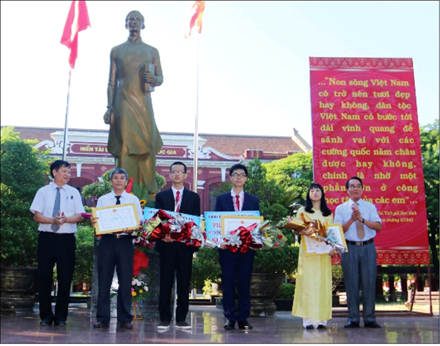 Tuyên thưởng học sinh đoạt giải quốc tế năm học 2016-2017