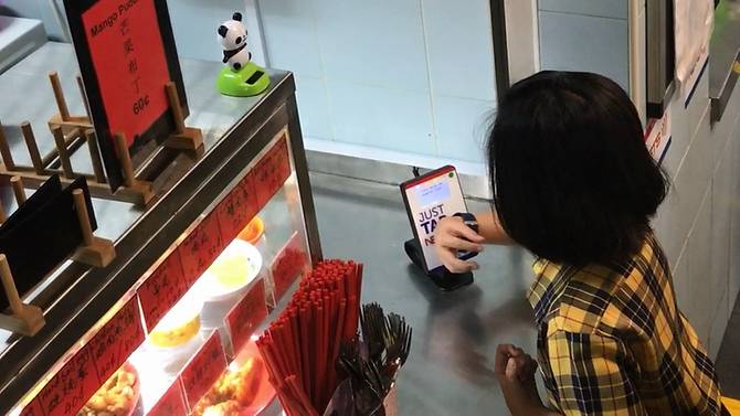 Singapore ra mắt mẫu đồng hồ số quản lý ngân sách cho học sinh