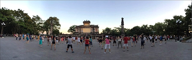 Ban mai ở sân bia Quốc Học