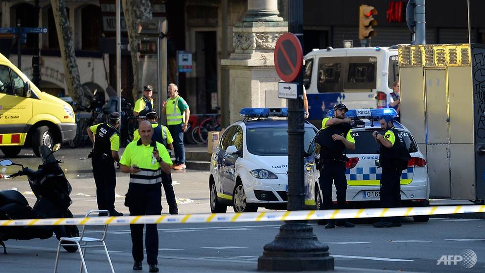 Barcelona Xe tải lao vào đám đông, ít nhất 13 người thiệt mạng