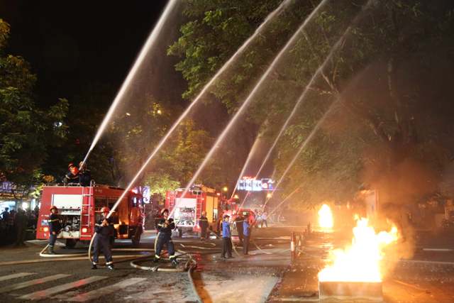 Phối hợp diễn tập chữa cháy chợ Đông Ba