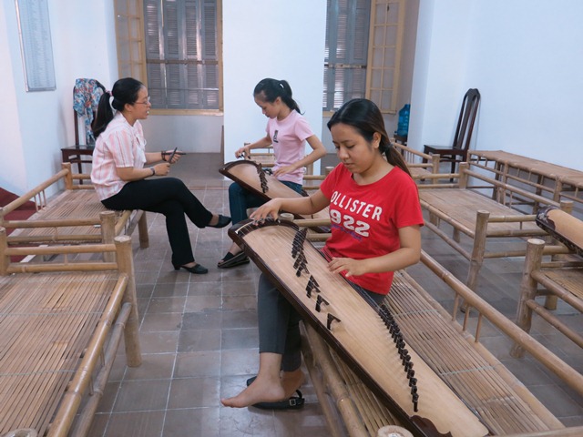 Free of charge traditional instrument classes taught by the Ca Hue Chamber club
