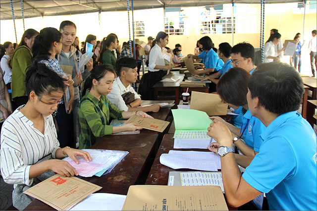 Tân sinh viên thuận lợi khi làm thủ tục nhập học