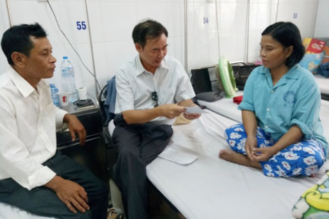 Nam Đông Hỗ trợ 15 triệu đồng cho một cán bộ y tế bị bệnh hiểm nghèo