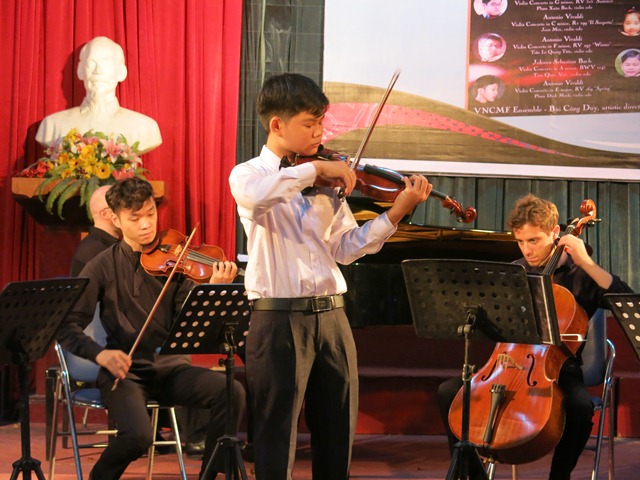 Kid artists play violin at Vietnam Connection VNCMF 2017