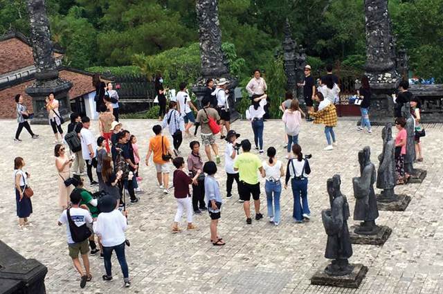 Bài toán hướng dẫn viên tiếng hiếm