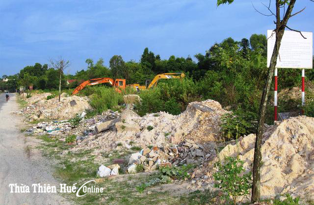 Đường Võ Văn Kiệt tràn lan rác xây dựng