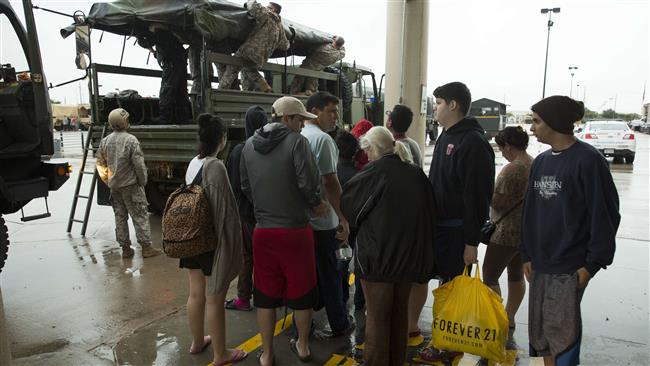 Mỹ sẵn sàng triển khai thêm 30 000 binh sĩ đối phó với bão Harvey