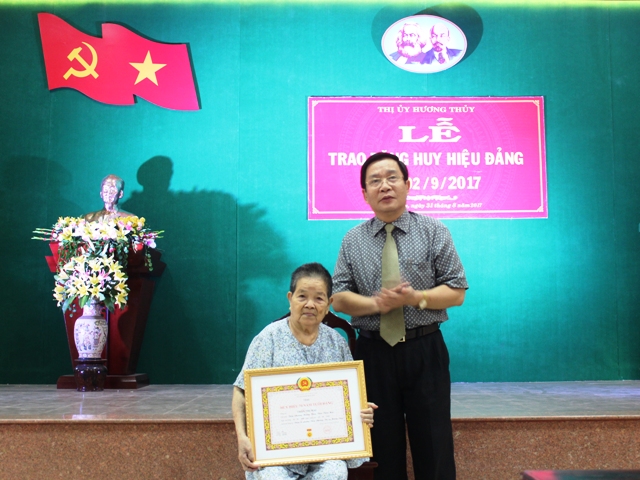 Hương Thủy Trao 72 Huy hiệu Đảng dịp lễ Quốc khánh