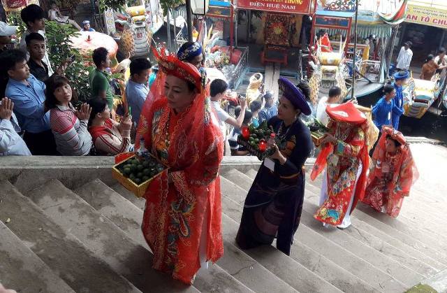 Hàng chục ngàn lượt người hành hương về lễ hội Hòn Chén